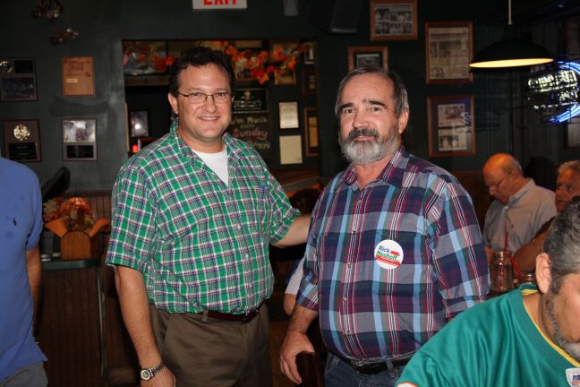 A meeting of the Mid County Democrats on Oct. 17th at Tree’s Wings.  Photo by Carol Porter.