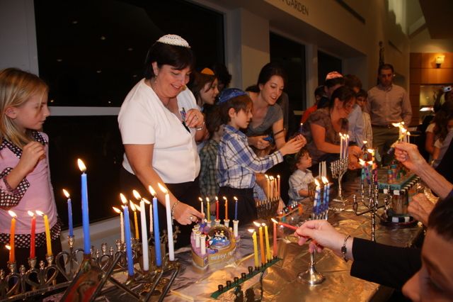 A Chanukah dinner at Temple Beth Torah. Photo by Carol Porter.