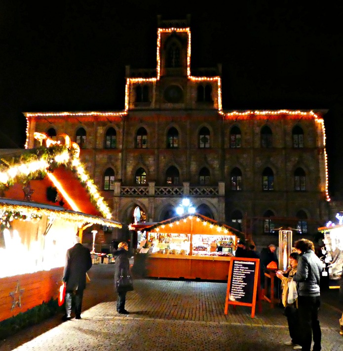Town Hall as a life-size Advent Calendar - Christmas Markets of Thuringia
