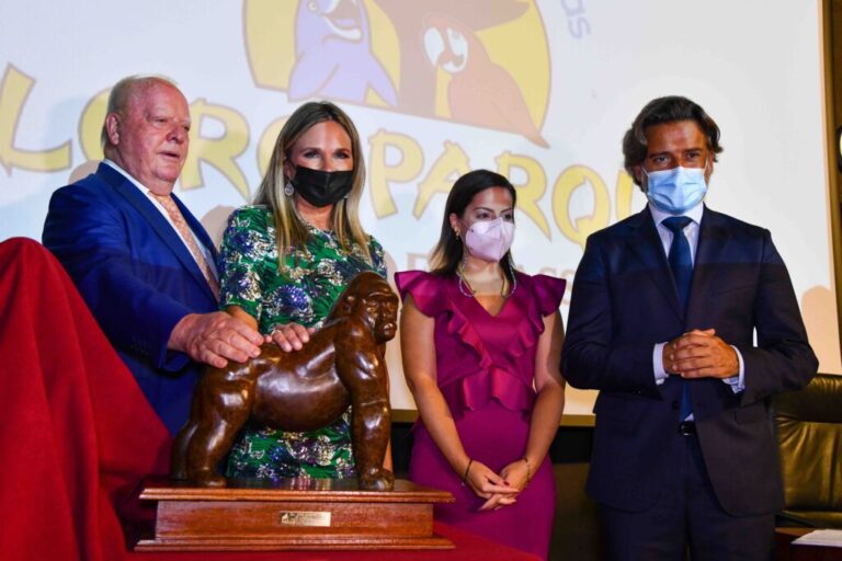American Humane CEO and West Palm Beach Native Dr. Robin Ganzert Wins “Gorilla Prize”