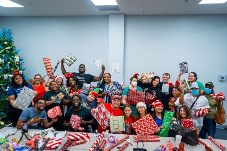 Nonprofit Digital Vibez to Deliver 4,000+ Holiday Gifts Across Palm Beach County